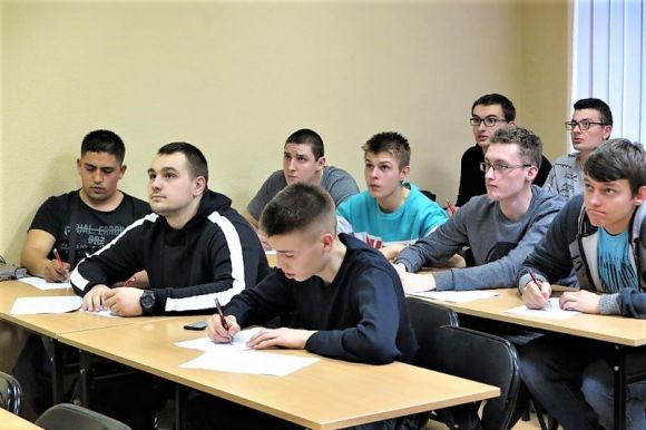 Kurs operatora wózka widłowego dla uczniów z Zespołu Szkół Mechanicznych w Kiecach